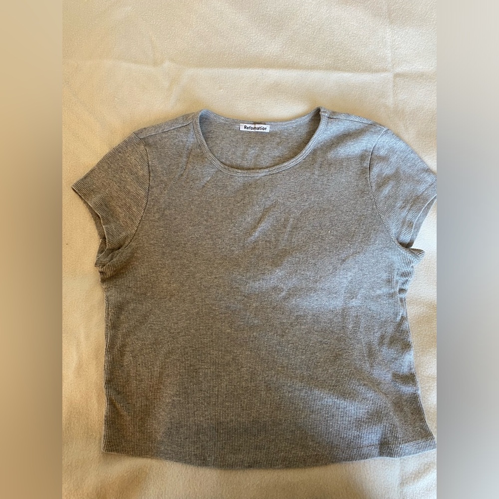 REFORMATION MUSE TEE IN HEATHER GREY - SIZE L